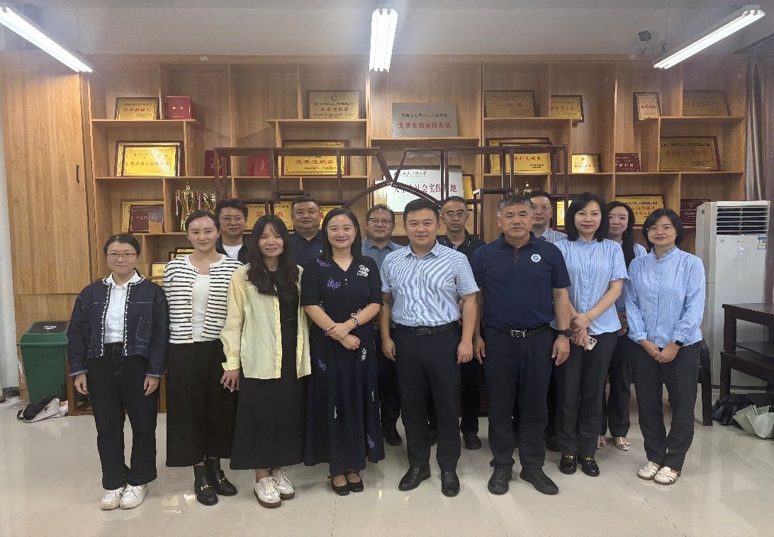 一群人站在室内合影AI 生成的内容可能不正确。